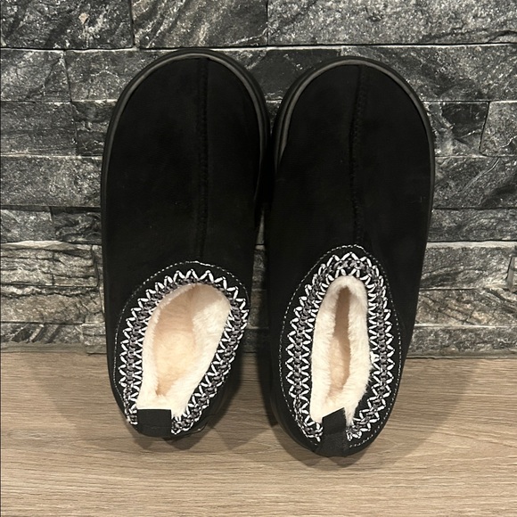 Shoes - NWOT Cozy Black Slippers with Fleece Lining Size 9-10
